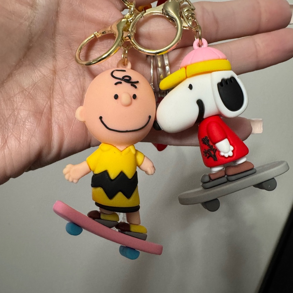 Peanuts Charlie Brown Skateboard Keychain